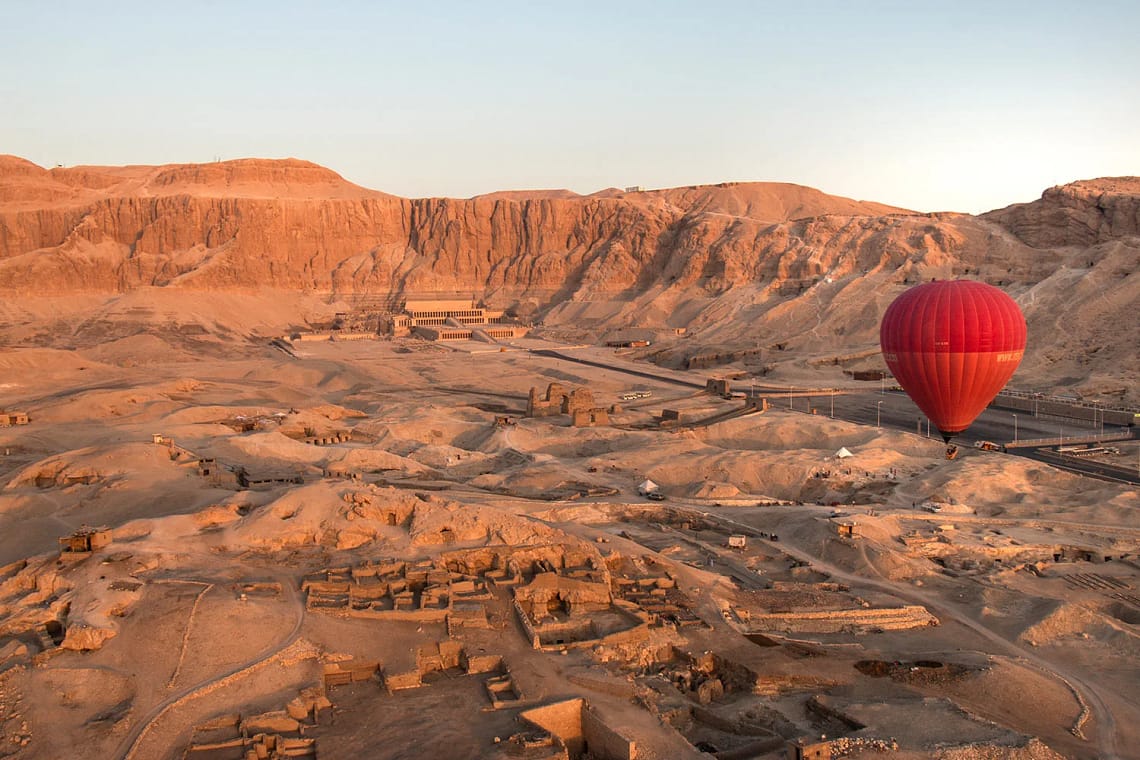 balloon over luxor 5